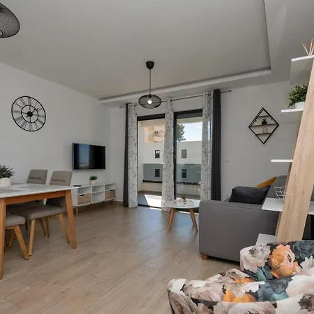 Apartment Beautiful In With Swimming Pool *