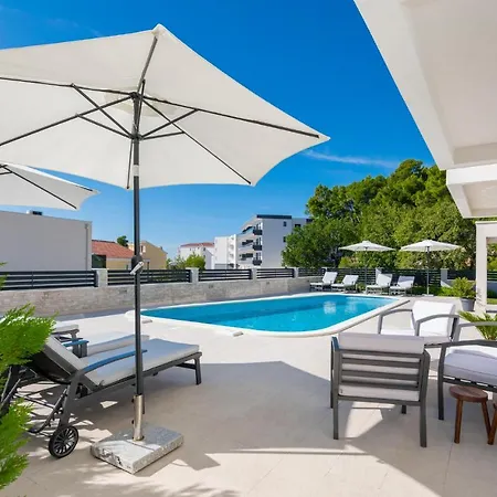 Beautiful In With Swimming Pool Apartment