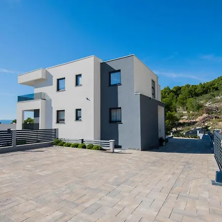 Beautiful In With Swimming Pool Apartment