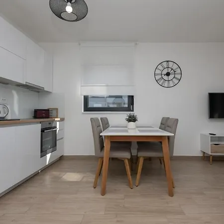 Beautiful In With Swimming Pool Apartment *